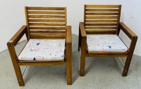 A PAIR OF GOOD QUALITY TEAK GARDEN ADJUSTABLE CHAIRS.