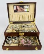 A JEWELLERY BOX CONTAINING AN EXTENSIVE GROUP OF COSTUME JEWELLERY, SILVER AND WHITE METAL,