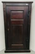 AN ANTIQUE OAK FLOOR STANDING CORNER CUPBOARD, H 133CM.