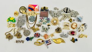 APPROX 40 VINTAGE BROOCHES TO INCLUDE BOATS, BUTTERFLIES, STONE SET, AVON PARROT ETC.