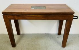 A MODERN HARD WOOD HALL / OCCASIONAL TABLE WITH A TILE INSERT, W 110 X D 45 X H 79CM.
