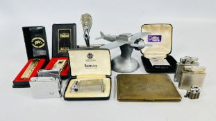 A BOX OF VINTAGE LIGHTERS TO INCLUDE AEROPLANE TABLE LIGHTER, COLIBRI,