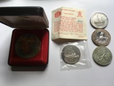 COINS: 1973 LONDON BRIDGE STERLING SILVER GILT MEDALLION IN TOYE,