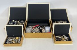5 X MODERN PARISIAN STYLE STORAGE BOXES CONTAINING A GROUP OF ASSORTED COSTUME / FASHION JEWELLERY,