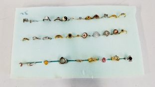 APPROX 32 ASSORTED COSTUME JEWELLERY RINGS TO CONTEMPORARY AND STONE SET EXAMPLES.
