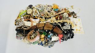 A BOX OF ASSORTED COSTUME AND FASHION JEWELLERY BEADED NECKLACES, BANGLES AND RINGS ETC.