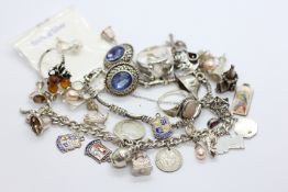 A GROUP OF ASSORTED SILVER AND WHITE METAL JEWELLERY TO INCLUDE CHARM BRACELET AND ATTACHED CHARMS,