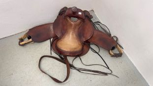 A WESTERN STYLE TAN LEATHER PONY SADDLE.
