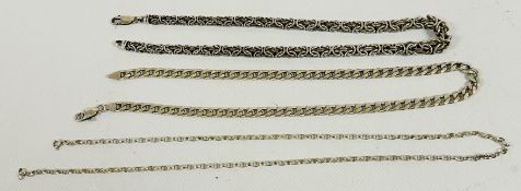 A GROUP OF 3 SILVER NECKLACES TO INCLUDE A FLAT LINK CURB L 52, BELCHER L 61CM & A WOVEN EXAMPLE,