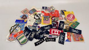 A COLLECTION OF CLOTH BADGES, SOME MILITARY AND SOUVENIR EXAMPLES.