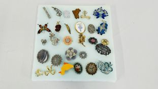 APPROX 29 ASSORTED COSTUME JEWELLERY BROOCHES TO INCLUDE STONE SET AND ENAMEL EXAMPLES.