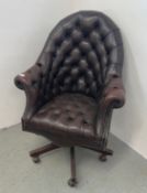 A TAN LEATHER BUTTON BACK CHESTERFIELD STYLE REVOLVING OFFICE CHAIR - TRADE SALE ONLY.