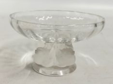 A LALIQUE CIRCULAR BOWL, THE STEM WITH FOUR WRENS ON A CIRCULAR FOOT, HEIGHT 8.5CM, DIAMETER 14CM.