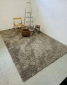 GROUP OF HOUSEHOLD ITEMS TO INCLUDE GREY 'SHAGGY' RUG 297 X 199CM, 5 STEP ALUMINIUM STEP LADDER,