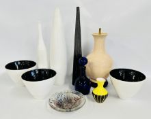 A GROUP OF DECORATIVE CERAMICS AND GLASSWARE TO INCLUDE BRISTOL BLUE GLASS DECANTER, VASES,