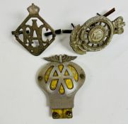 THREE VINTAGE CAR BADGES TO INCLUDE AA OT64008, RAC & THE ROYAL AUTOMOBILE CLUB EXAMPLES.