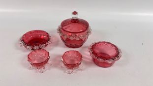 A GROUP OF CRANBERRY GLASS TO INCLUDE GLASS LIDDED DISH AND BOWLS.