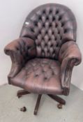 A TAN LEATHER BUTTON BACK CHESTERFIELD STYLE REVOLVING OFFICE CHAIR - TRADE SALE ONLY.