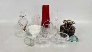 A GROUP OF GLASSWARE TO INCLUDE A PAIR OF VERA WANG WEDGWOOD DISHES, VILLORY & BOCH DUCK,