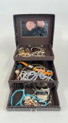 A JEWELLERY BOX AND CONTENTS TO INCLUDE HARD STONE BEADED NECKLACES, SILVER AMBER BRACELET,