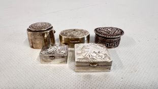 A GROUP OF 5 SILVER AND WHITE METAL TRINKET / PILL BOXES.