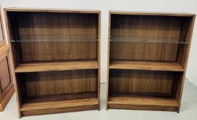 A PAIR OF MODERN OAK FINISH 3 TIER BOOKSHELVES WITH TOP GLASS SHELF.
