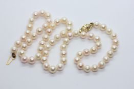 A SINGLE STRAND PEARL NECKLACE, THE CLASP STAMPED 14K, L 43CM.