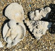 4 X PIECES OF DECORATIVE GARDEN STONEWORK TO INCLUDE THREE CHERUBS AND DECO STYLE WALL POCKET.