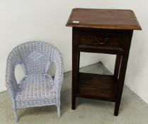 A MAHOGANY FINISH SINGLE DRAWER OCCASIONAL TABLE,