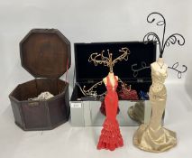 A MODERN MIRRORED BOX AND CONTENTS TO INCLUDE COSTUME / FASHION JEWELLERY + BEADED NECKLACES,