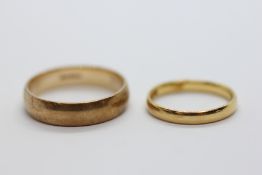 A GENTLEMANS 9CT GOLD WEDDING BAND AND A LADIES 22CT GOLD WEDDING BAND.