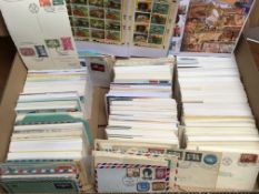 UNITED NATIONS: BOX WITH A VERY EXTENSIVE COLLECTION OF COVERS, STATIONERY,