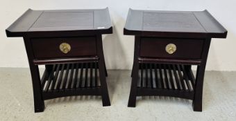 A PAIR OF MODERN DARK WOOD EASTERN DESIGN SINGLE DRAWER BEDSIDE STANDS WITH SLATTED UNDER TIERS,