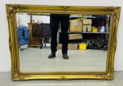 IMPRESSIVE GILT FRAMED WALL MIRROR WITH BEVELLED GLASS, W 75CM X H 106CM.