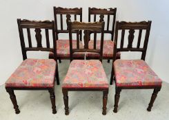 A SET OF 5 EDWARDIAN MAHOGANY DINING CHAIRS WITH RED PATTERNED STUFF OVER SEATS.