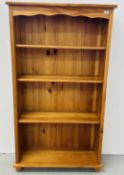 A STAINED PINE THREE TIER BOOKSHELF, W 64CM, D 24CM, H 112CM.