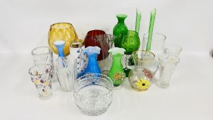 A GROUP OF 18 ASSORTED VASES TO INCLUDE MODERN AND VINTAGE EXAMPLES,