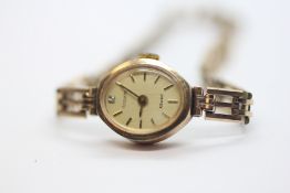 A 9CT GOLD CASED ACCURIST WRIST WATCH ON 9CT GOLD BRACELET.