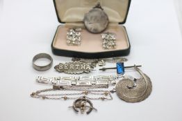 A GROUP OF VINTAGE SILVER AND WHITE METAL JEWELLERY TO INCLUDE BROOCHES,