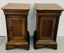 A PAIR OF FRENCH STYLE REPRODUCTION HARDWOOD SINGLE DRAWER BEDSIDE CABINETS.