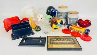 A GROUP OF RETRO AND KITSCH CERAMICS AND GLASS TO INCLUDE DARLINGTON, FRANK THROWER,