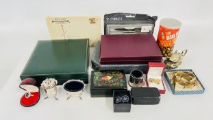 A BOX OF ASSORTED COSTUME JEWELLERY AND COLLECTABLES TO INCLUDE DRESS RINGS AND NECKLACES,