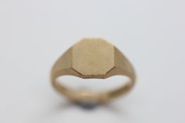 A 9CT GOLD GENTLEMAN'S SIGNET RING.