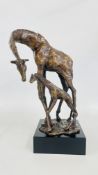 BRONZED MODEL OF A GIRAFFE AND A CALF BY BRONZE ART, HEIGHT INCLUDING PLINTH 36CM.