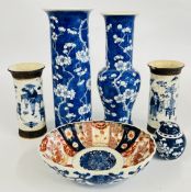 A GROUP OF ORIENTAL CHINA TO INCLUDE AN IMARI PATTERN DISH,