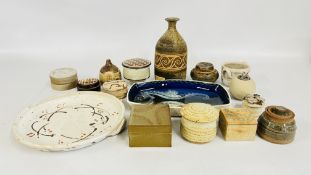 A GROUP OF APPROX 16 PIECES OF STUDIO POTTERY TO INCLUDE EXAMPLES MARKED ROBERT TARLING KERSEY &