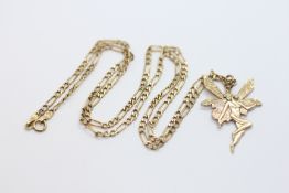 A YELLOW METAL PIXIE PENDANT SUSPENDED ON A 9CT GOLD CHAIN (CATCH A/F), L 46CM.