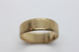 A 9CT GOLD GENTLEMAN'S WEDDING BAND.