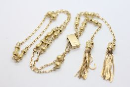 A NECKLACE OF LINK AND BALL DESIGN WITH PENDANT TASSEL, MARKED 18K, L 70CM.
