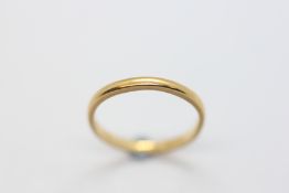 A 22CT YELLOW GOLD LADY'S WEDDING BAND.